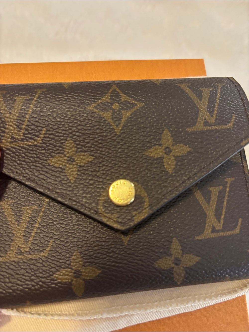 Authentic Louis Vuitton Victorine Wallet in Monogram. EUC - Picture 4 of 7